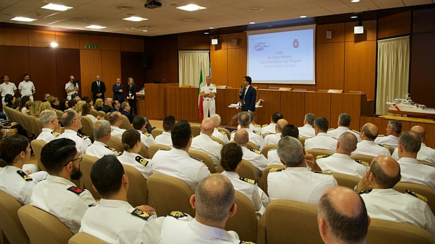 Toninelli saluta Guardia Costiera