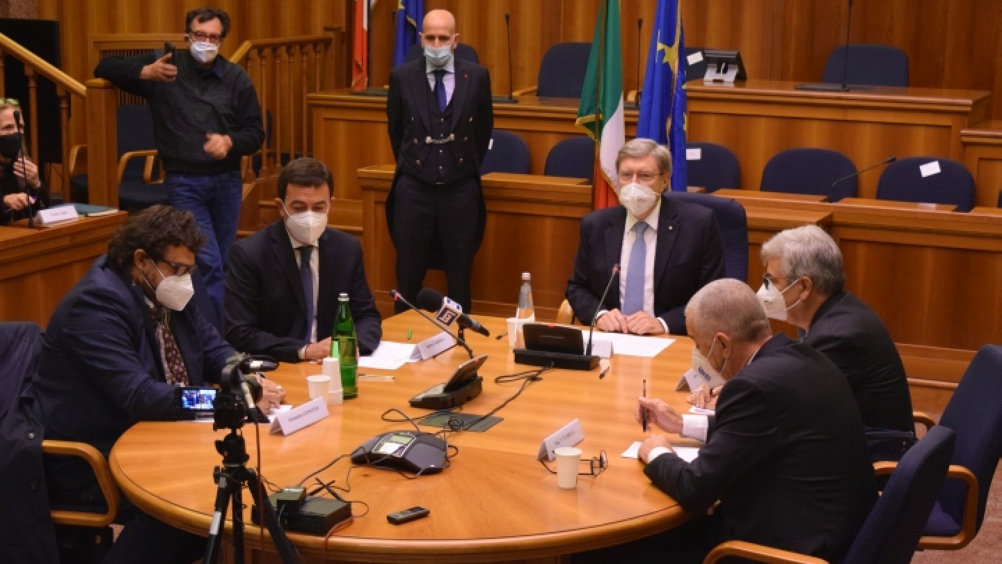 foto tavolo conferenza sindacati