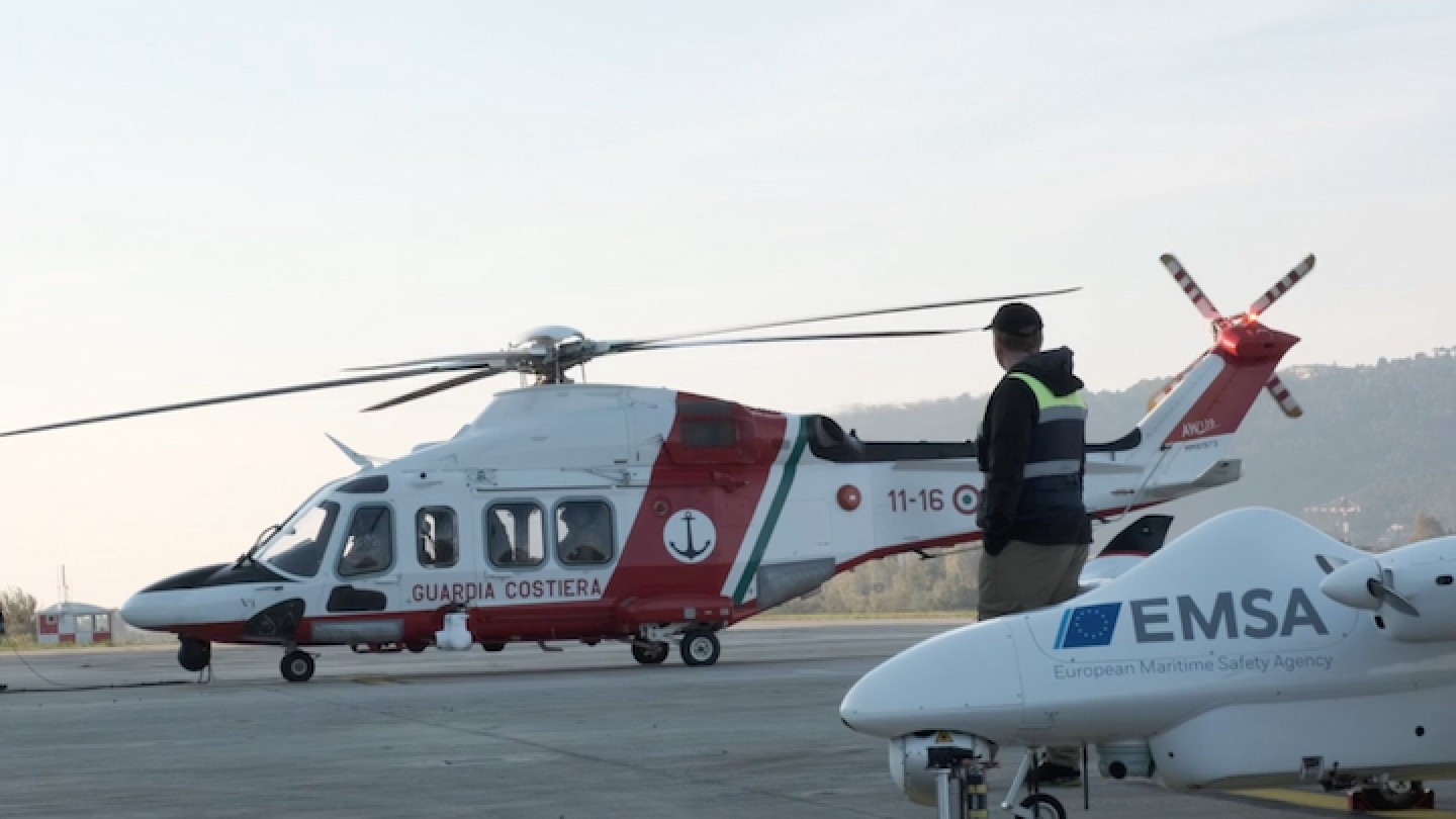 Elicottero della Guardia Costiera con aereo EMSA 