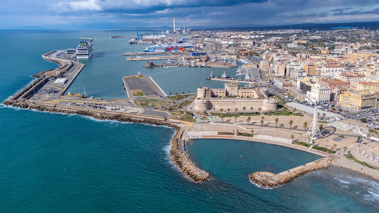 Vista dall'alto del porto di Civitavecchia