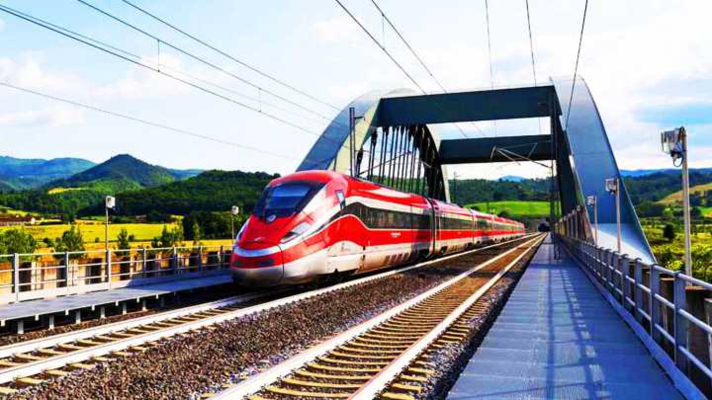 treno frecciarossa ferrovie dello stato italiane