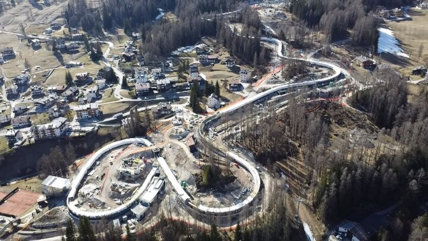 Immagine dall'alto della pista bob Eugenio Monti Olimpiadi Milano Cortina 2026