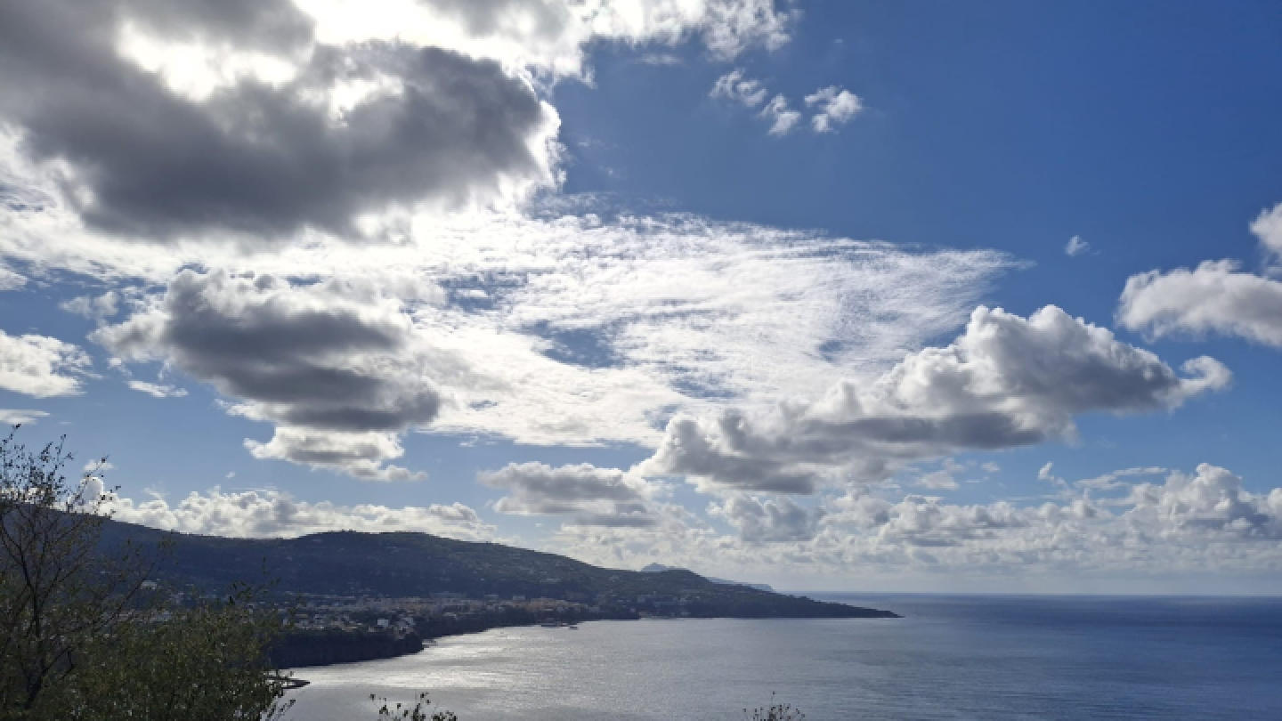Costiera di Sorrento con scogliera e mare