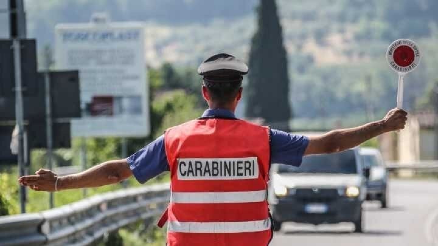 Immagine carabiniere controllo stradale con paletta 
